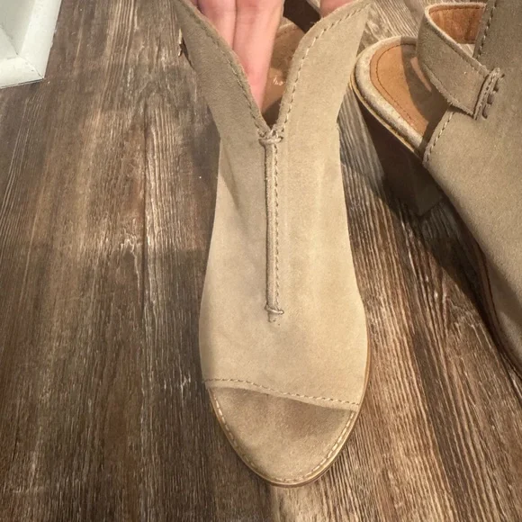 Stylish Tan Women's Heeled Sandals Frye - Picture 4 of 6